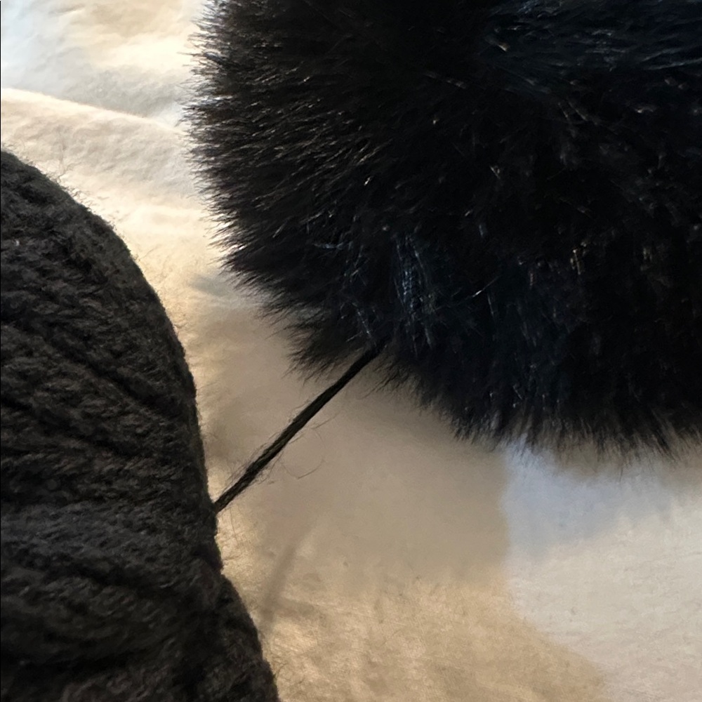 Ugg beanie Black with Pom Pom - Picture 3 of 6